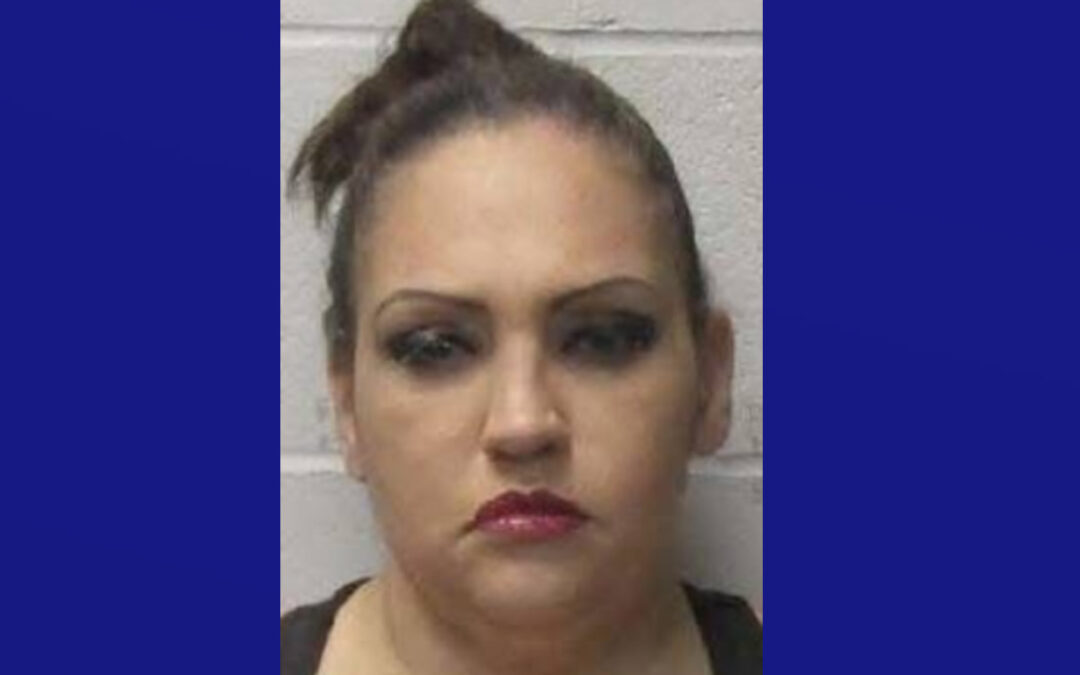 Mujer de Harlingen arrestada tras cateo por narcóticos y un arma robada
